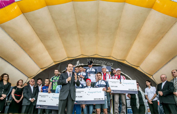 A verseny díjazottjai és a Visegrádi Csoport országainak külügyminiszterei a krakkói díjátadón (Fotó: Lengyel Köztársaság Külügyminisztérium)