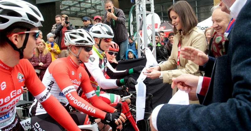 V4 Kerékpárverseny 2017 – A rajt és a WestEnd Tekerem Nap képekben